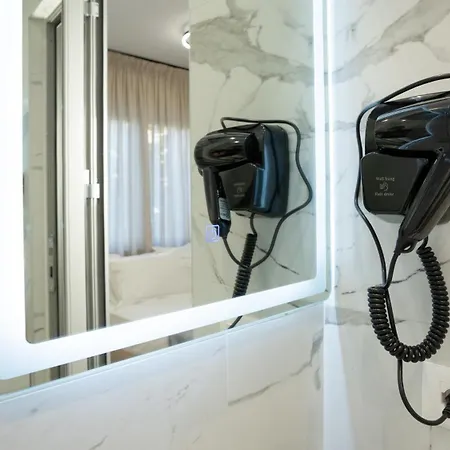 מלון דירות Circle Center 4*