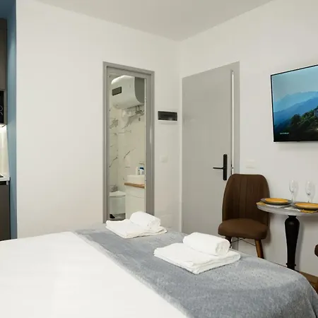 מלון דירות Circle Center 4*